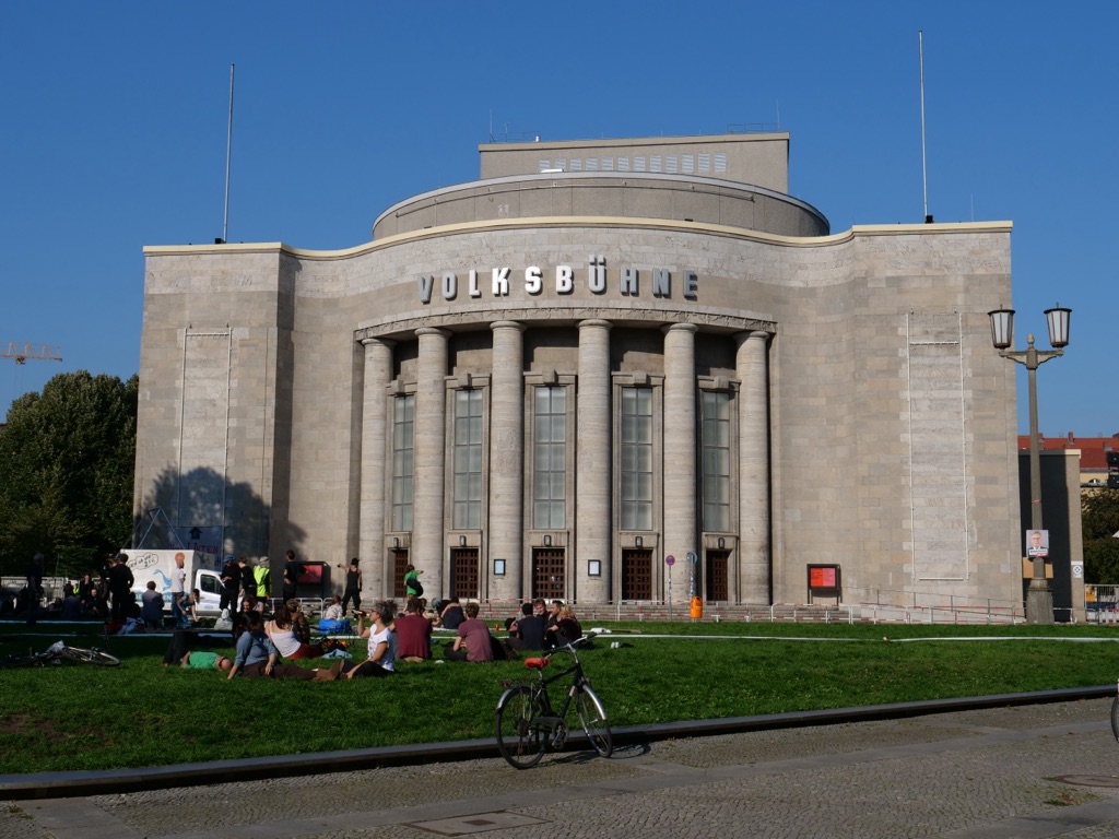 Ein kostenloses Schwimmbad vor der Berliner Volksbühne