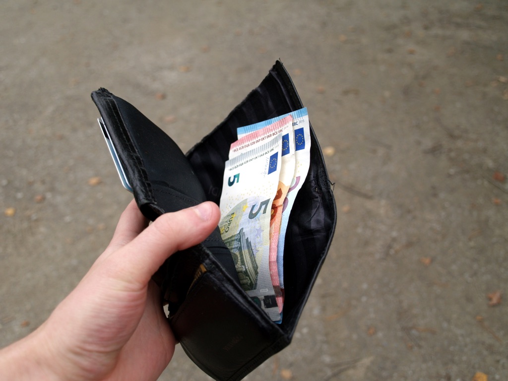 Läden und Restaurants sollen Karte und Bargeld annehmen